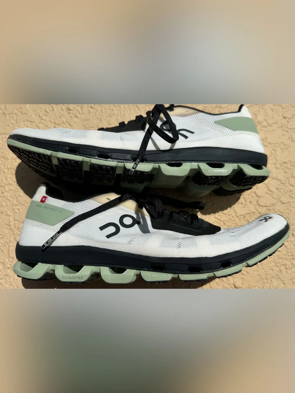 On Cloudflash 2 White Olive Green Running Shoes Women Size 9 in Excellent Cond
